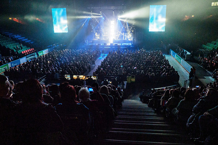 «Да, некоторые поклонники уже пишут, что опасаются: мол, в „Татнефть Арене“ может быть плохо видно сцену или не слышно музыку. Но у меня есть внутреннее желание поднять планку, и прежде всего для самого себя»