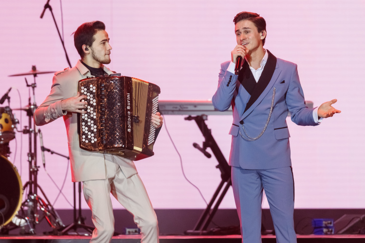 «В основном я пою свои авторские песни. Не хочу перепевать чужое. В этом есть смысл &mdash; это способ сохранить композицию и передать ее дальше»