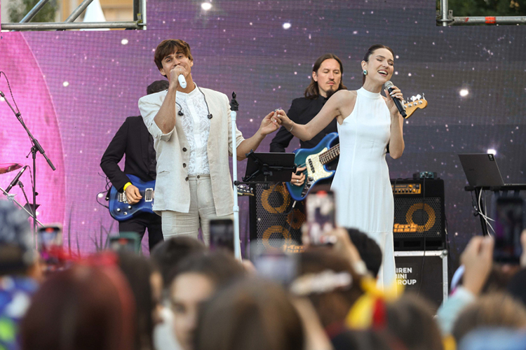 «Задача продюсера &mdash; подготовить артиста: репертуар, запись альбома, маркетинг, организация концертов, портфолио. Задача артиста &mdash; работать и развиваться. У нас это получилось, и мы очень благодарны Алие за то, что когда-то она нам доверилась!»