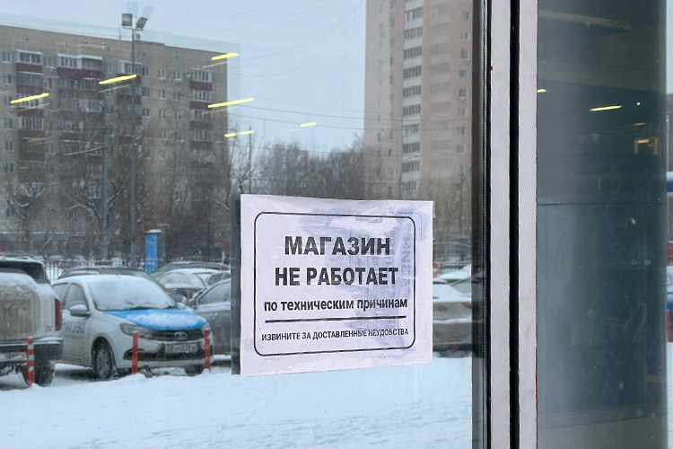 В магазине Desport на проспекте Ибрагимова внутри горел свет, а на дверях висела табличка: «Магазин не работает по техническим причинам». Ни охранник, ни сотрудник на стойке информации нам причину закрытия назвать не смогли, уточнив лишь, что магазин не работает еще с конца декабря