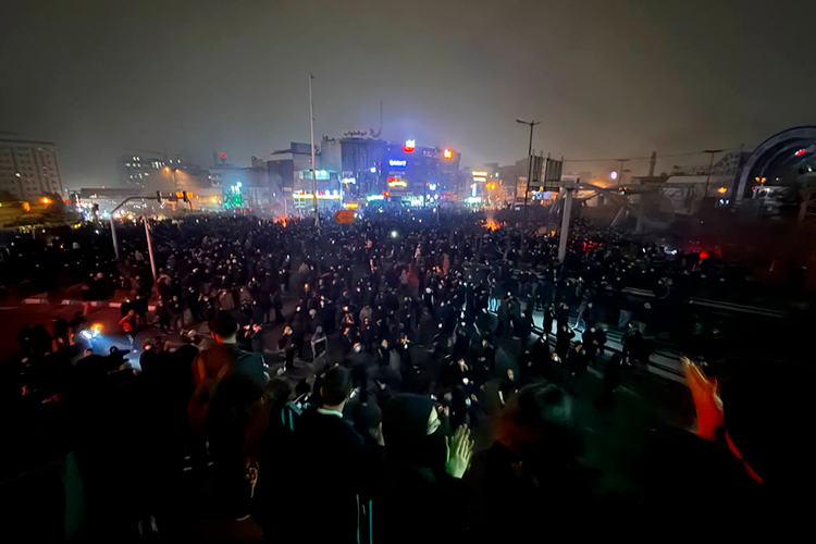 Высокая плотность населения Тегерана, где проживают около 12 млн иранцев, затрудняет проведение целенаправленной воздушной кампании без риска многочисленных жертв среди гражданского населения