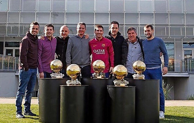 Артига (второй слева) и Месси (в центре)