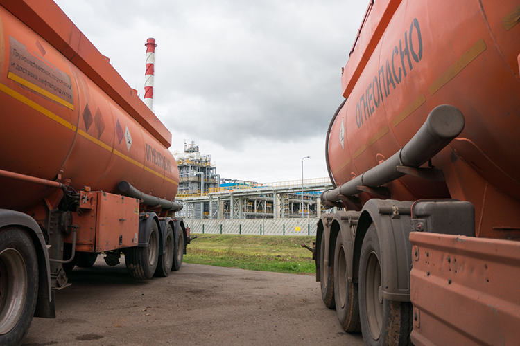 «Сколько у нас ни подрывают НПЗ, они все равно работают, потому что их много»