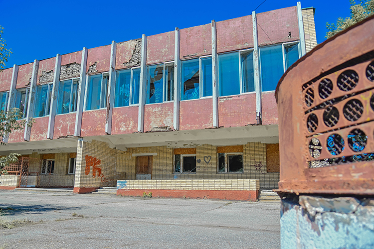 Еще в июле прошлого года раис Татарстана Рустам Минниханов поручил провести капремонт в лагере «Следопыт» в Тукаевском районе. Уже в октябре 2025-го на эти цели Главстрой РТ выделил 870 млн рублей, а тендер достался «Евростилю»