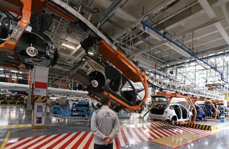 Абсолютным лидером продаж осталась отечественная LADA с результатом в 329,9 тыс. автомобилей. Но ее доля на рынке сократилась примерно с 28% до 24,9%