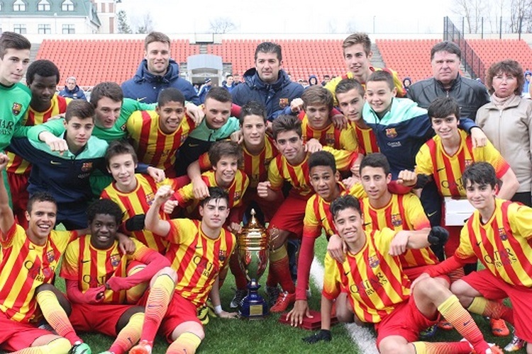 Артига (в центре) с «Барселоной» на турнире Гильмуллина