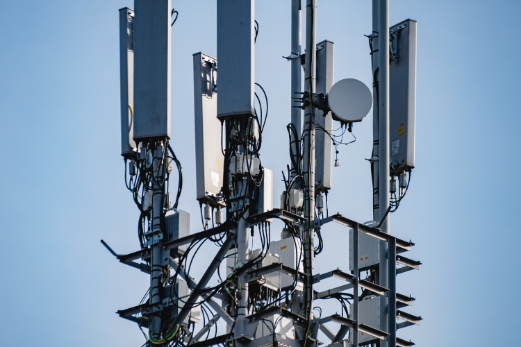 «Сотовая связь &mdash; это 1,1 миллиона базовых станций по всей стране. К каждой идет оптоволокно под землей, его надо обслуживать, менять. В 2024 году инвестиции операторов по поддержанию и развитию сетей были минимальными за все время»