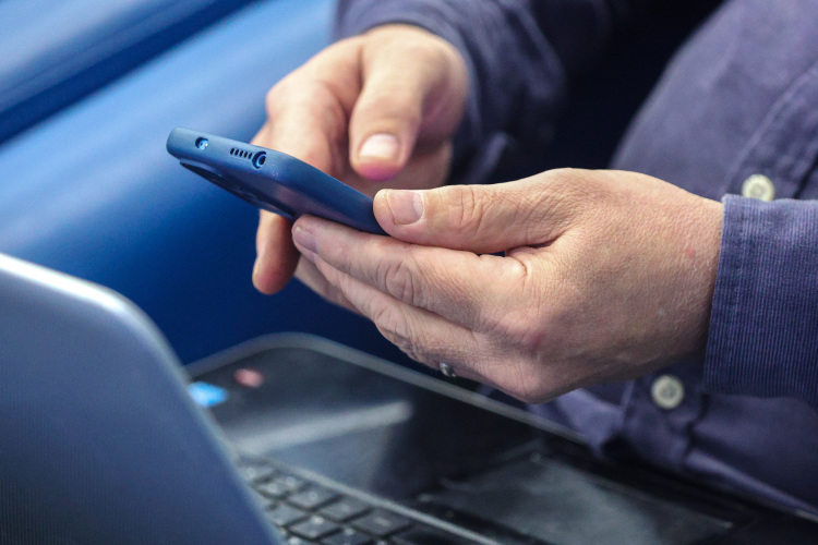 «Мы говорим, что СМС небезопасны, и предлагаем авторизацию через национальный мессенджер Max. Но СМС &mdash; предмет госрегулирования операторов, это тайна связи, защита информации на уровне банков. На стороне операторов утечек СМС не было, утечки были у СМС-агрегаторов, но не у операторов»