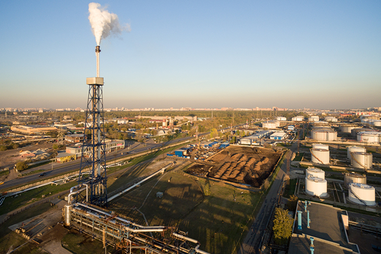 «Не исключаю, что наши „Роснефти“ и „Газпромы“ выбивают себе какие-то эксклюзивные права. Малый и средний бизнес себе такого позволить не может. В целом же хочу сказать, что эти ребята должны работать на внутренний рынок, если мы действительно не на словах, а на деле хотим добиться национального суверенитета»