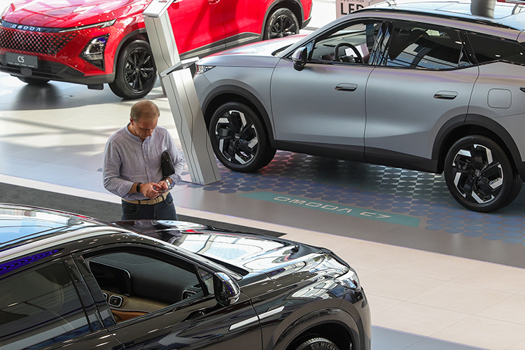 «Средняя стоимость автомобиля поднялась к 3,4 миллиона рублей, и количество людей, которые сегодня готовы прийти с таким кешем и купить машину за наличные, сокращается»