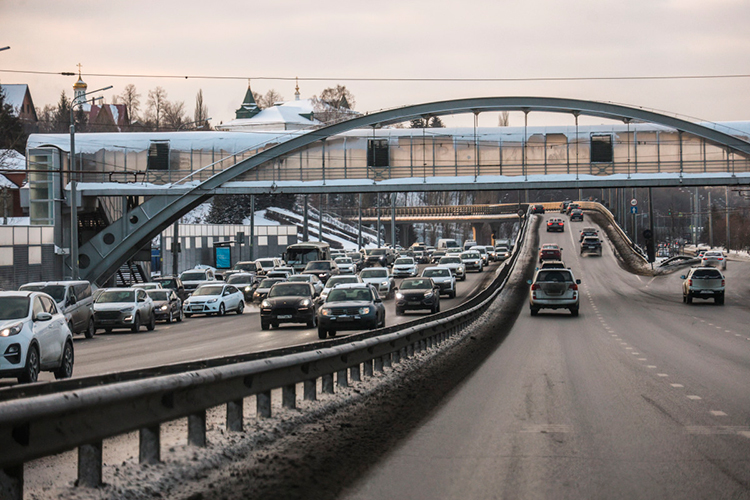 «В 2012 году, например, каждый третий россиянин мог позволить себе покупку нового автомобиля, а сейчас один к четырем»