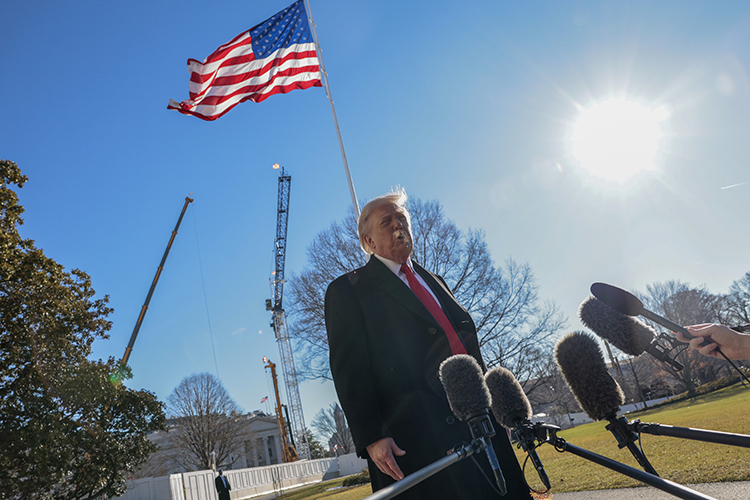 «Трамп &mdash; любитель громких заявлений. Его послушать, он со всеми только и переговаривается, со всеми заключает сделки. Все от него хотят этих сделок, всем он эти сделки обещает»