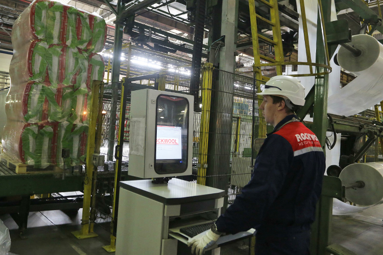 По данным компании, с момента начала боевых действий на Украине в 2022 году Rockwool перевела российский бизнес в режим так называемого пассивного владения. Это означало, что датская штаб-квартира и другие подразделения группы не оказывали российским заводам никакой поддержки