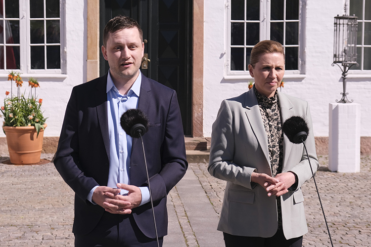 Накануне премьер Гренландии Йенс-Фредерик Нильсен заявил, что предпочел бы Данию США, если бы встал перед выбором