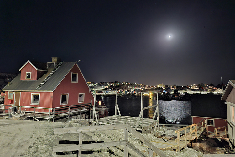 Почти во всех статьях, которые нами рассмотрены, содержится сомнение в том, что Трамп станет присоединять Гренландию силой