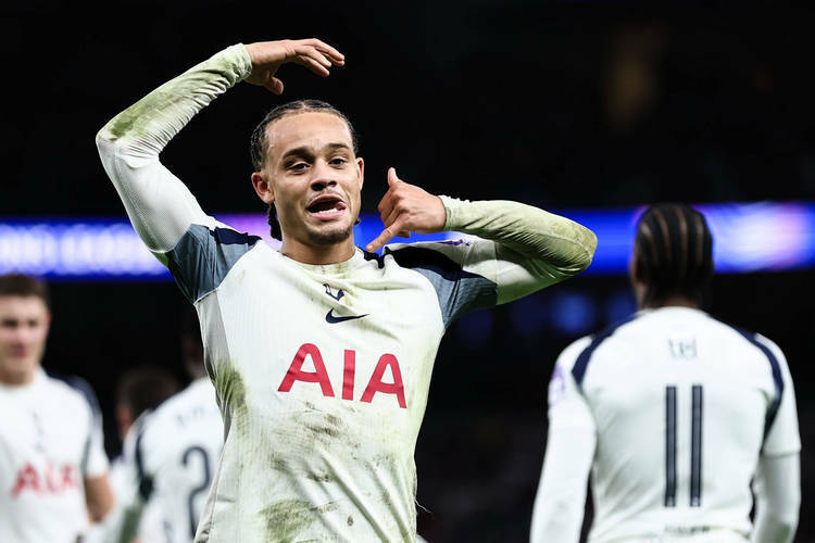 Хави Симонс