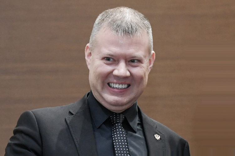 Адель Минапов ушел в отставку по собственному желанию в апреле 2025 года. До этого он отправлял правосудие в АС РТ с 2011-го. Согласно официальной биографии, ему 48 лет, родился он в Казани, здесь же &mdash; в КГУ &mdash; получал высшее юридическое образование