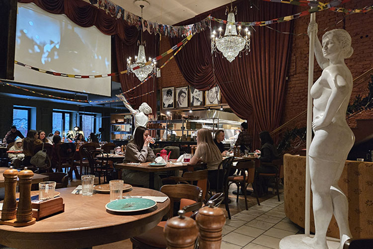 Несколько женских фигур &mdash; на случай, если кино и музыка вдруг покажутся недостаточно культурными