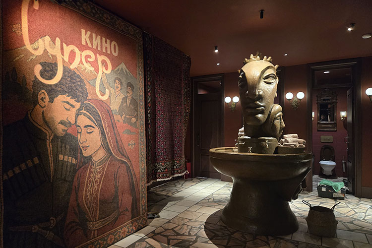 Дверь уборной никак не желающая закрываться, уже не удивляет