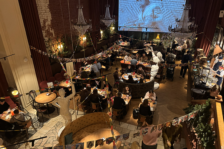 Зал &mdash; двухуровневый, с высокими лепными потолками и фресками, карнизами и деревянной лестницей, укрытой пестрым ковром