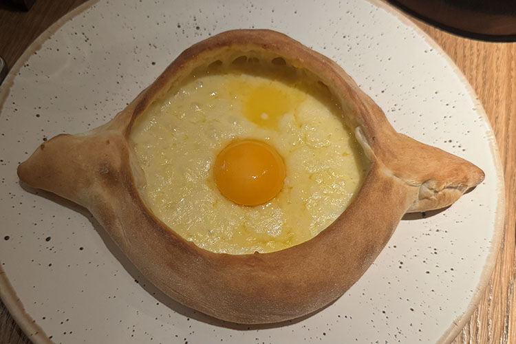 Хачапури по-хорошему должно быть с хрустящей корочкой снаружи и мягким, эластичным внутри, края плотные, чтобы держать форму и удерживать сыр