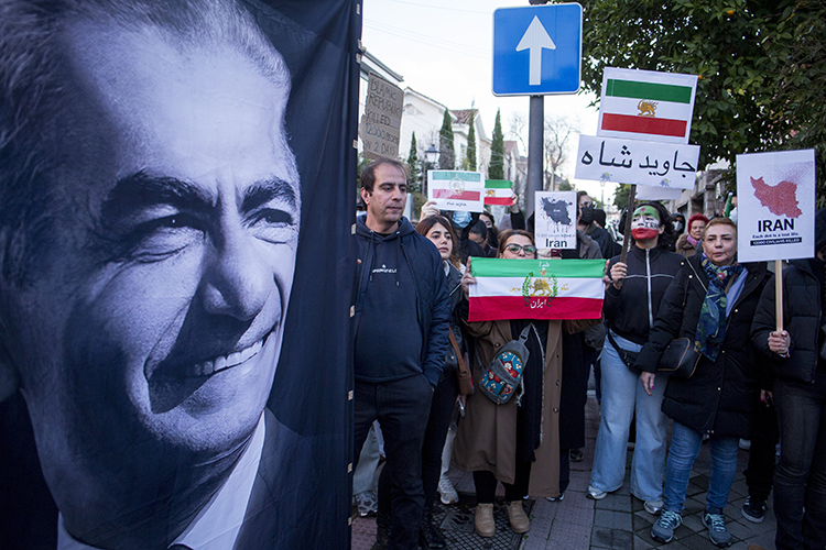 «Я сам лично видел, как на протяжении многих лет в персоязычном сегменте интернета и даже на улицах Ирана романтизировалась эпоха Пехлеви, причем в таком „ванильном“, полуфэнтезийном варианте, не имевшем ничего общего с реальностью»