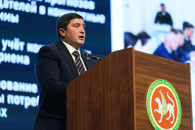 Радмир Беляев: «Учитывая, что часть сотрудников приезжает в Нижнекамск с семьями, это дает нам возможность привлекать кадры в другие сферы. Только за прошлый год свыше 1,5 тысячи релокантов и членов поселений прошли через центры релокации СИБУРа»