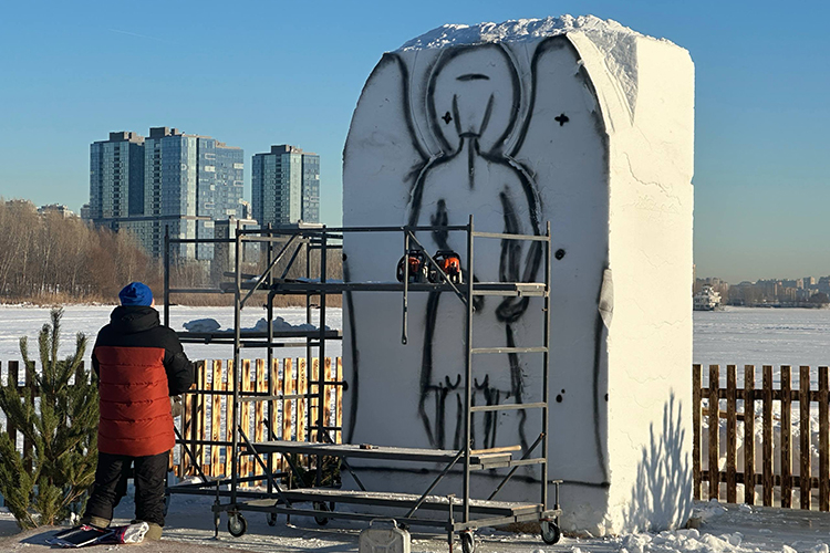 Звук бензопилы уже раздавался &mdash; это один из рабочих вырезал четырехметровую фигуру ангела из утрамбованного снега. Потом ее обольют водой и она превратится в ледяную