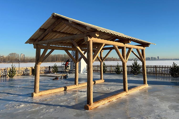 Еще издали виднелось огороженное елями и забором место для купели и навес