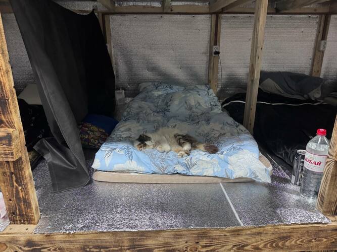 Это большие блиндажи на несколько мест, которые каждый обустраивает под себя