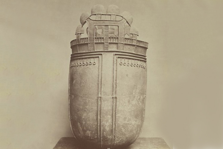 В Тюркских каганатах роль общения с божествами выполнял сам каган, который объединял и светскую, и духовную власть