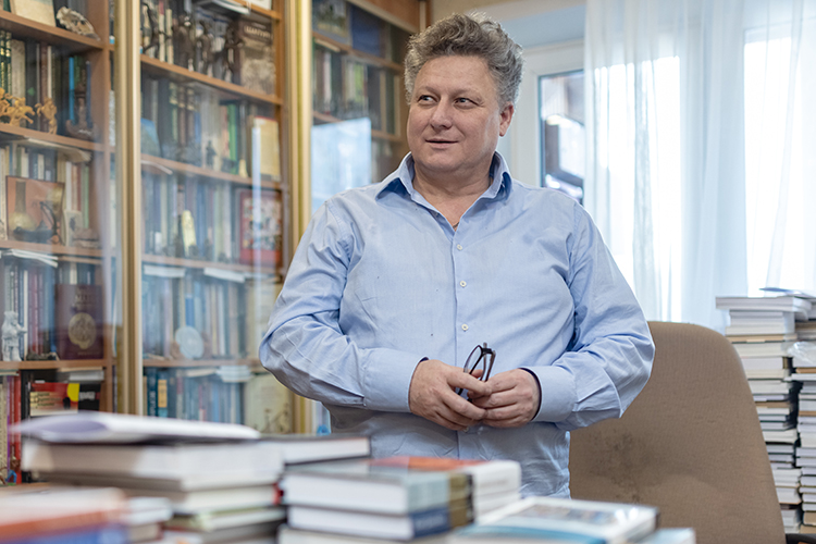 Искандер Измайлов: «Изучать мифологию, используя сказки и легенды, отрывочные и скудные сведения современников, &mdash; это все равно что пытаться за улыбкой Чеширского кота разглядеть само животное»