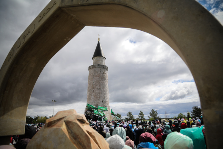 Много и ярко описывается Сабантуй, но только пара фраз говорится о Джиене. Тогда как именно этот общинный праздник сделал Сабантуй ярким и зрелищным, поскольку вобрал в себя все его игровые обрядовые элементы