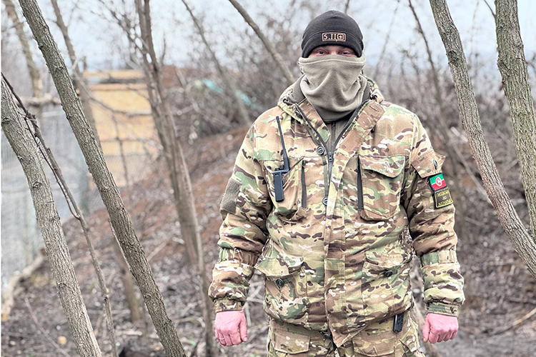 Стих занимается подготовкой личного состава, а также исполняет обязанности дежурного