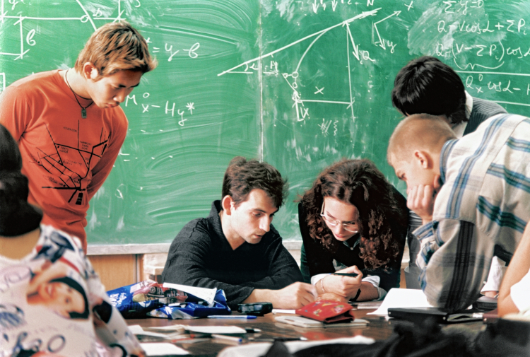 Молодежи импонирует возможность самостоятельно решать, как им строить свою образовательную траекторию, а сделать это, конечно же, удобнее с бакалавриатом