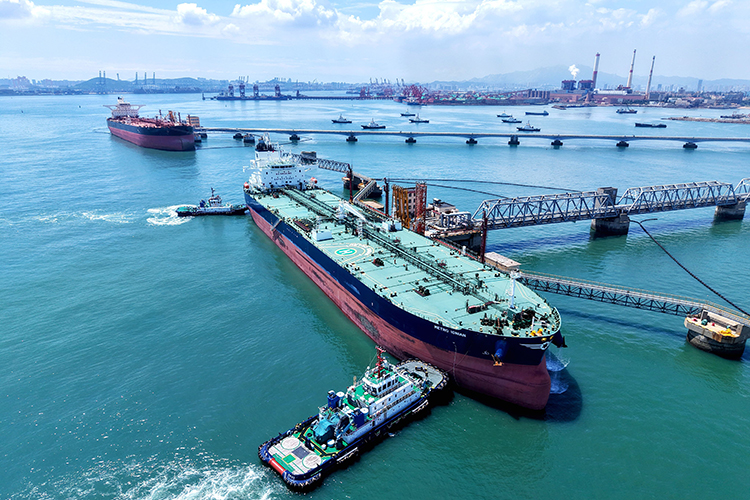 «Штаты не говорят, что Венесуэлу отрежут от мировых рынков. Они говорят, мол: будете продавать нефть через нас. Вполне возможно, Китай, пусть и дороже, но сможет покупать венесуэльскую нефть, сохранив объемы. Обходиться только она им будет существенно дороже»