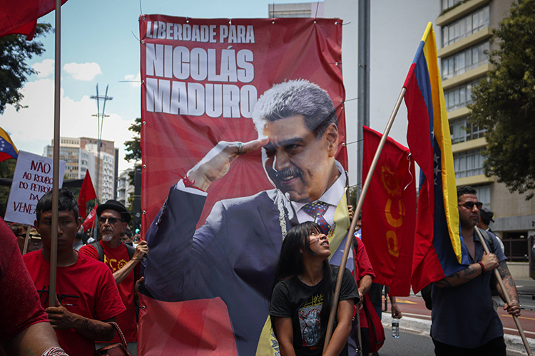 «Нам придется жить в мире откровенной „махновщины“, в котором вероятность выживания суверенных государств будет определяться в первую очередь военным фактором, во вторую &mdash; ресурсным, в третью &mdash; текущим экономическим положением. Вот доказательство: захват Мадуро &mdash; и нет суверенной страны»