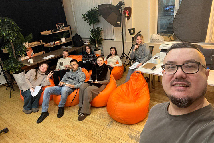 «Мы с командой за две недели сделали интеграцию с «Телеграмом». Так мы обезопасили себя. Позже подключили еще «Одноклассников», в этом году сделали еще и интеграцию с Max по тем же причинам»