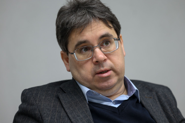 «Наблюдается трагикомическая ситуация: кризис перепроизводства пишущих стихи и сокращение количества читателей поэзии»