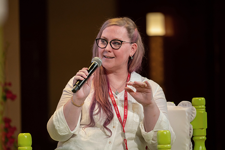 «По итогам книжного рынка России в 2025 году самым популярным автором стала американская писательница Ребекка Яррос. Откровенно говоря, в том социокультурном пространстве, в котором существуем я и мои коллеги, этого имени нет»