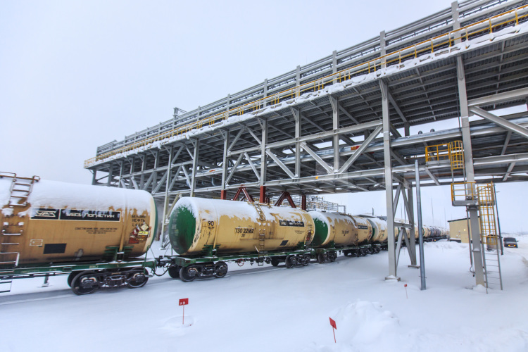 «Что до погрузки на сети РЖД, то по итогам прошлого года она составила около 1,116 миллиарда тонн, что на 5,6 процента меньше, чем годом ранее. Снижение коснулось почти всех основных видов грузов &mdash; угля, топлива, металлов, зерна»