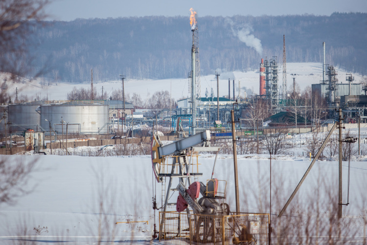 «Цена российской нефти Urals к концу 2025 года рухнула примерно до 35 долларов за баррель против приблизительно 41 доллара месяцем ранее»