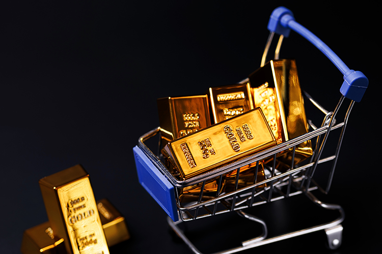 «Уже сейчас, с середины января, минфин начал рекордную распродажу резервов &mdash; по 12,8 миллиарда рублей в день за счет продажи валюты и золота из ФНБ»