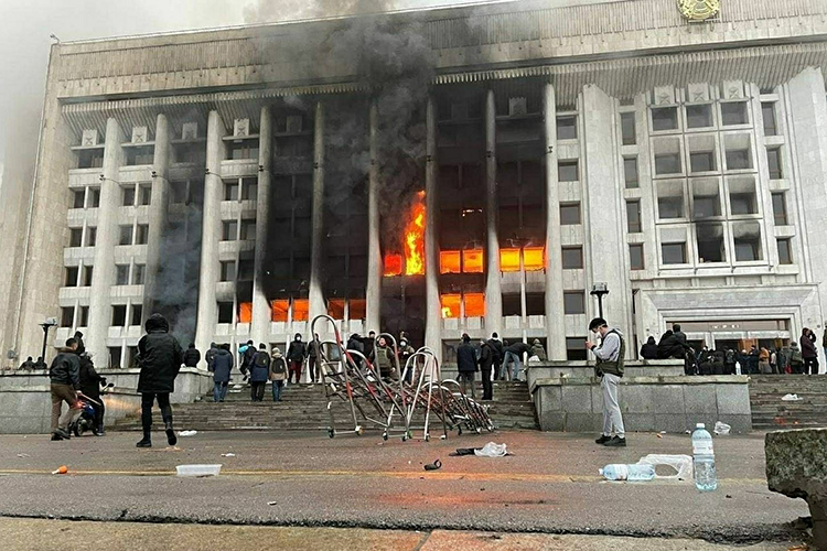 Одна из важных частей интервью &mdash; переосмысление январских событий 2022 года. Здесь Токаев впервые вводит терминологию, которая меняет акценты: не просто стихийный хаос или клановые разборки, а организованный путч «по приказу путчистов» и «под кураторством специалистов по революциям»