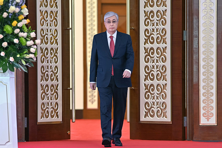 Январское интервью Касым-Жомарта Токаева выдержано в его фирменной дипломатической стилистике: взвешенные полутона, эзопов язык там, где речь заходит о сложных политических темах с двойным подтекстом, и четкая конкретика в блоках с цифрами и достижениями