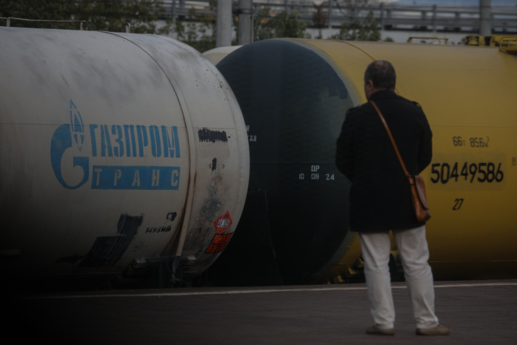 «Действительно можно увидеть, как по неделям снижаются поставки российской нефти в Индию и как растет доля другого покупателя с оригинальным названием «неизвестная Азия». Такая вот новая страна»