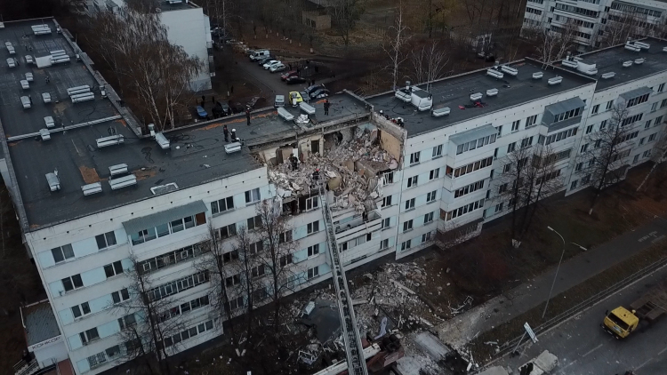 Градоначальник напомнил о трагедии, которая произошла в Челнах в октябре 2021 года. Тогда произошел взрыв в жилом доме на улице Татарстан, 25 (48/20) из-за утечки газа