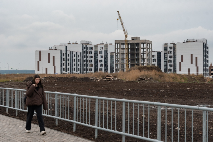 Внутренняя структура сохраняется: больше всего разрешений касается ввода промышленных и производственно-складских помещений, дальше &mdash; многоквартирное жилье, замыкают тройку торгово-офисные помещения