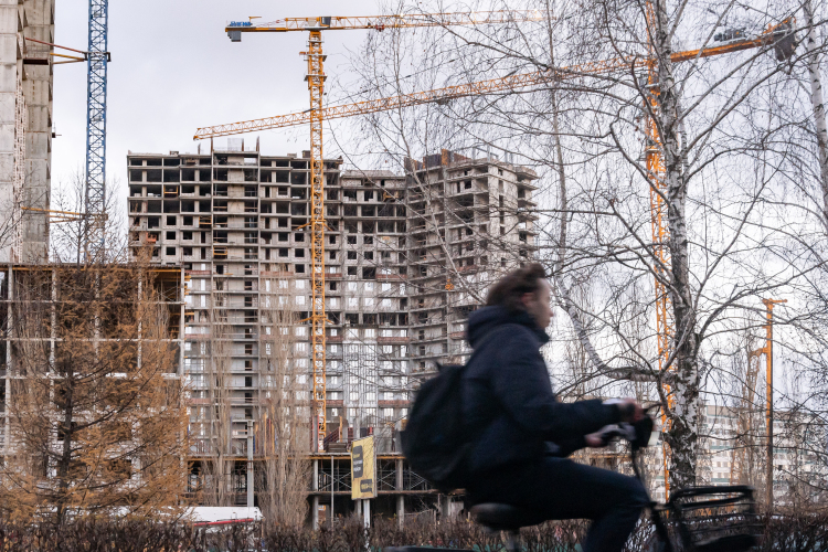 В течение 2025 года 26 подконтрольных застройщиков вели строительство 76 многоквартирных домов и 9 паркингов