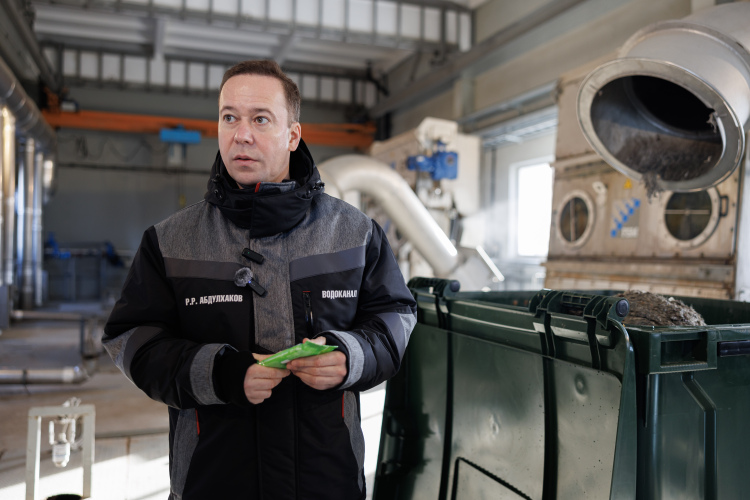 Рустам Абдулхаков: «Мероприятие занимает достаточно много времени: пока слили, сварили, состыковали со зданием, потом опять заполнили и подали. Конечно, мы всегда берем максимальное время, но стараемся в более короткие сроки уложиться»